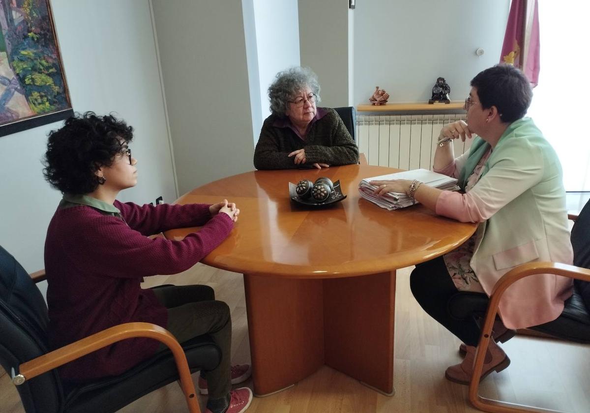 Se trata de una iniciativa que llega después de que la presidenta de la Asociación Leonesa de Hemofilia, Patricia María Merino, y su vocal, Alicia Balmaseda, lo solicitaran en una reunión a la alcaldesa.