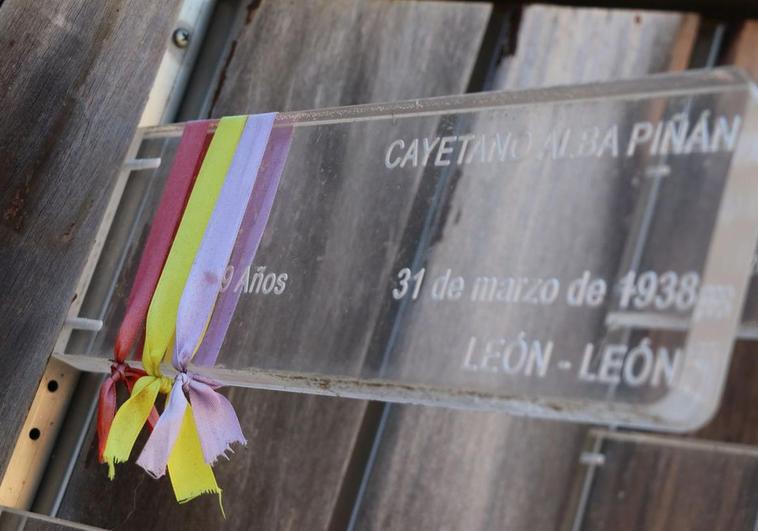 Una de las placas en recuerdo de las víctimas de la dictadura franquista en la capilla laica del Cementerio de León.