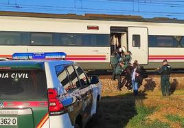 Momento en el que la Guardia Civil colabora en la evacuación de los pasajeros del tren.