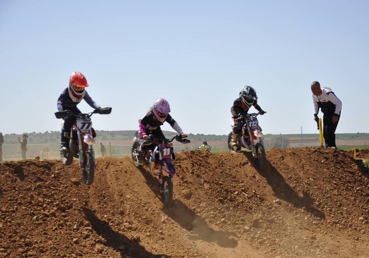 La prueba fue organizada por la Federación de Motociclismo de Castilla y León y atrajo a cientos de aficionados que se acercaron desde distintos puntos de la geografía del norte de España para disfrutar de las distintas pruebas.