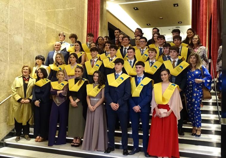 35 alumnos de 2º de Bachillerato celebran su graduación.