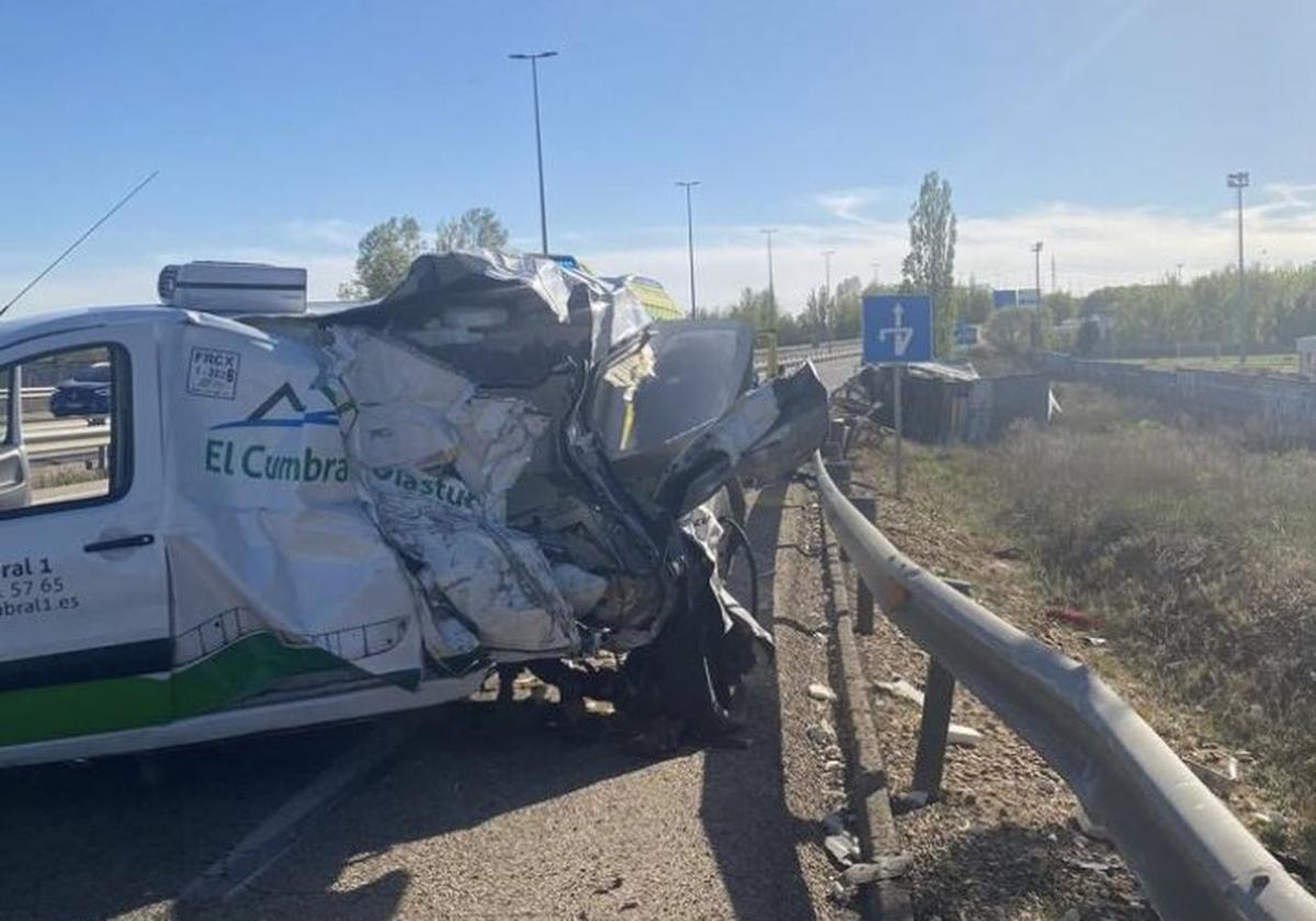 Imagen de los dos vehículos implicados en el accidente con importantes daños estructurales.