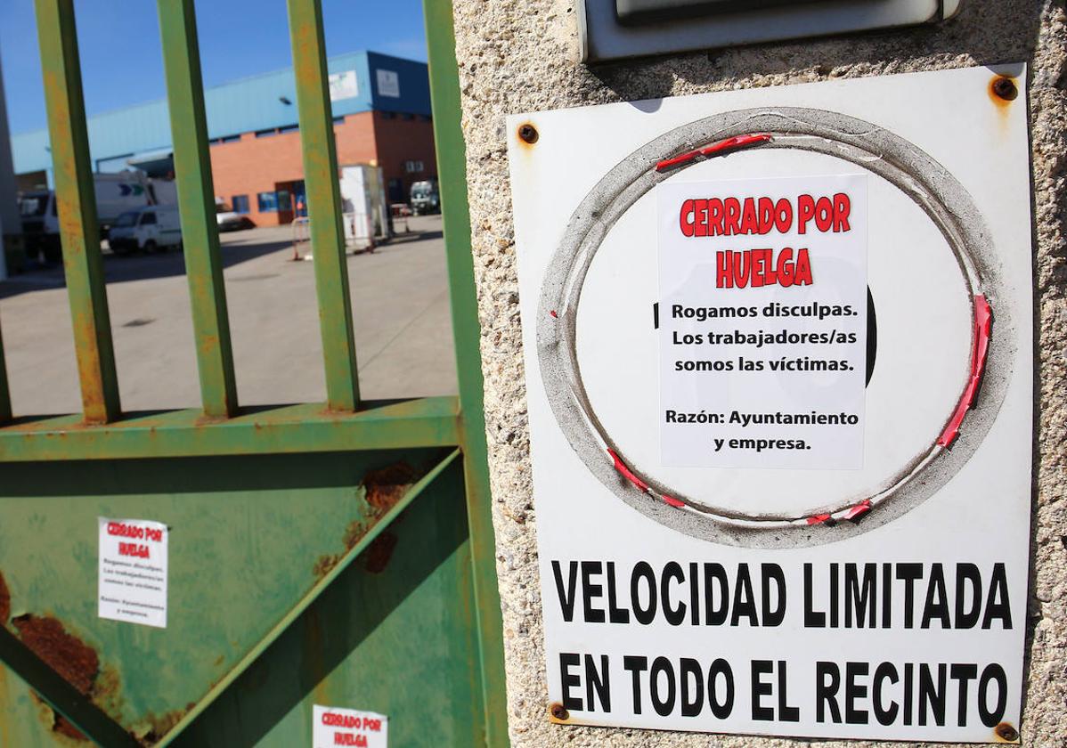 Imagen de uno de los carteles colocados a la entrada de las instalaciones de FCC Medio Ambiente en Ponferrada durante la huelga.