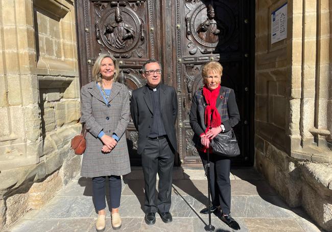 Marisa Dubois, de Proceso Arte 8; Javier Gay, dean de la Catedral y Elianés Fernández, presidenta de la Asociación Amigos de la Catedral.