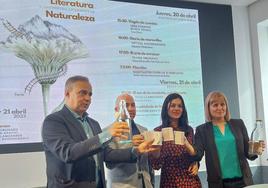 Presentación del II Encuentro 'Literatura y Naturaleza'. En la imagen, el presidente de la Fundación Antonio Pereira, Joaquín Otero y el alcalde de Boñar, Pepe Villa, la organizadora, Nuria Rubial y la profesora de la Universidad Natalia Álvarez brindando con agua del Porma.