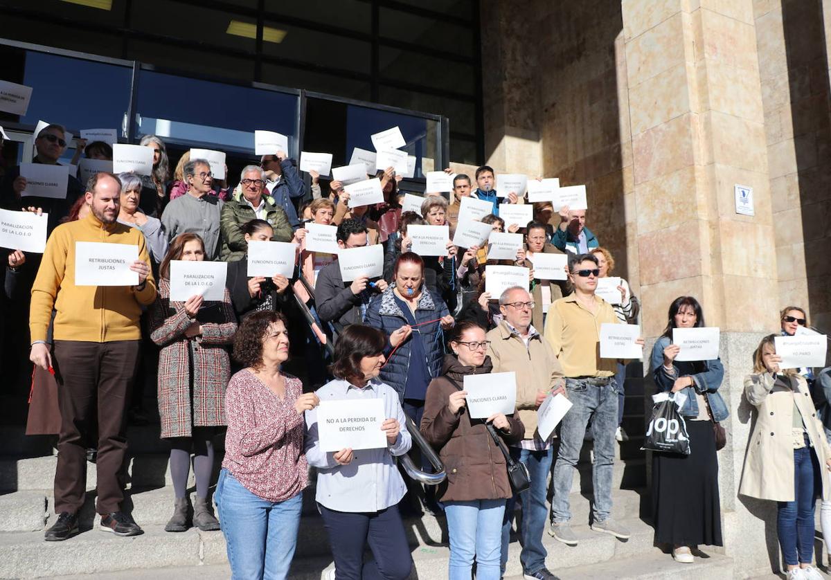 Funcionarios de la Administración de Justicia se manifiestan en las escaleras de los Juzgados de León.