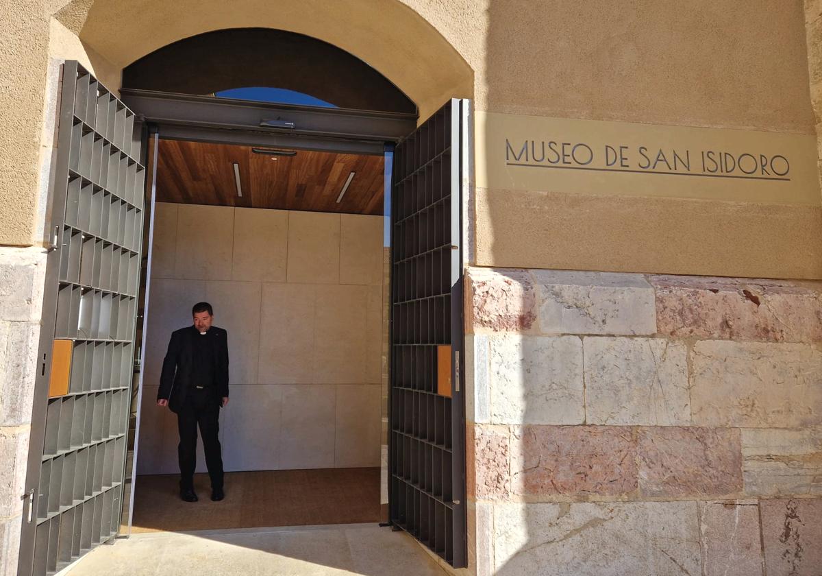 Nueva entrada al Museo de San Isidoro que desde este martes, 18 de abril, ya esta operativa.