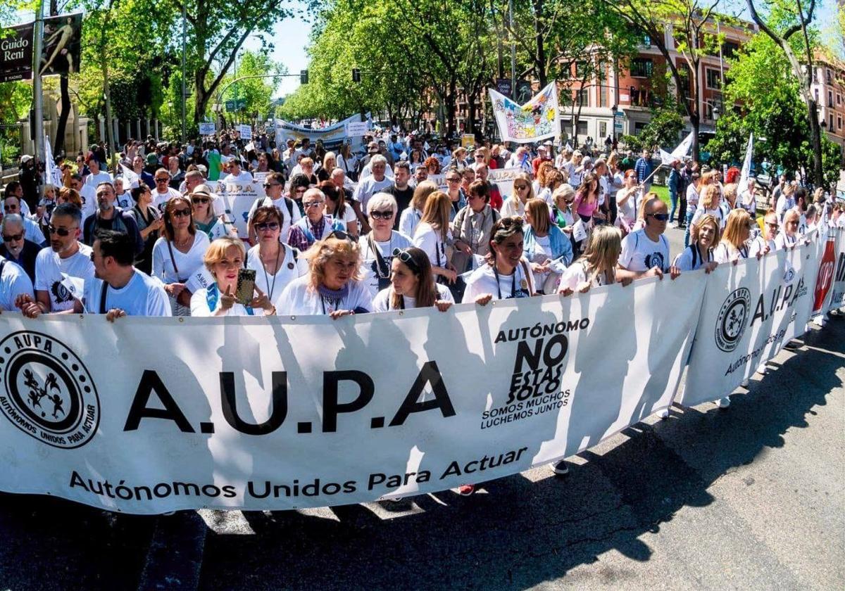 Miles de autónomos cierran el Paseo del Prado al grito de «stop atraco a los autónomos»