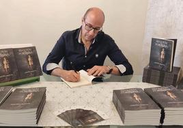 El leonés Javier Pérez Fernández firma ejemplares de su primera novela, 'Requiem por Irina'.