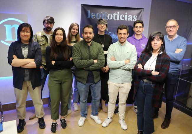 La plantilla de redactores y cámaras de leonoticias en la redacción.