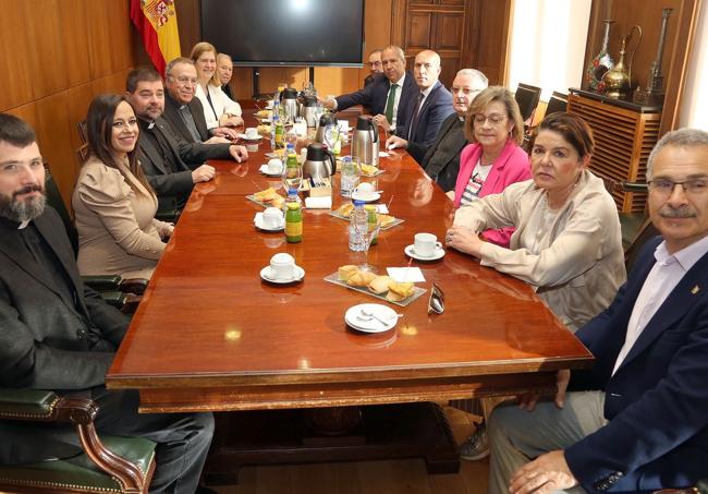 Imagen del encuentro mantenido este jueves en el Ayuntamiento de León por ambas delagaciones.