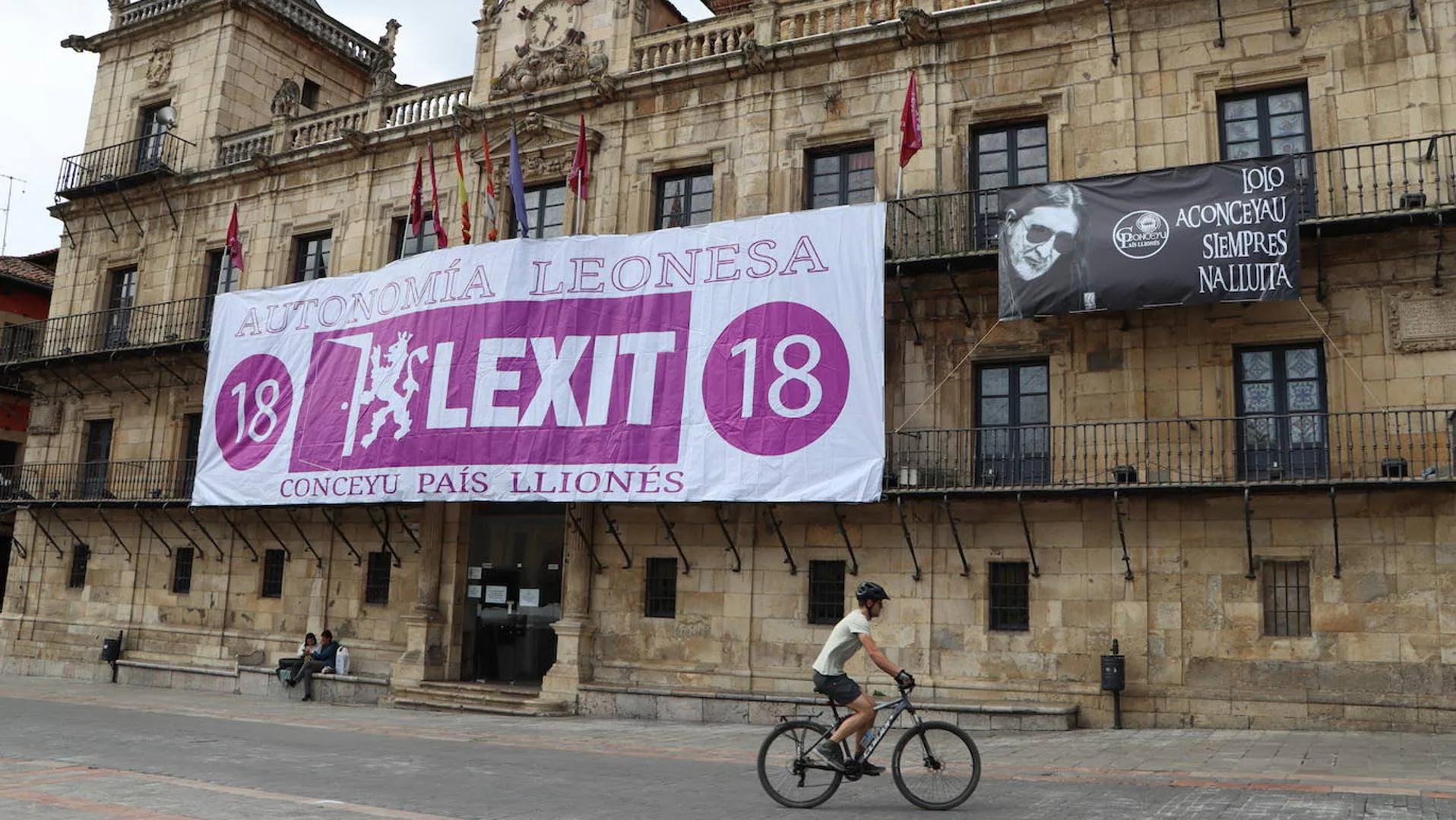 El Ayuntamiento escenifica su apoyo al Lexit al permitir una pancarta  gigante en la Plaza Mayor 
