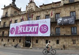 Una enorme pancarta de apoyo al 'Lexit' cuelga en la fachada del antiguo consistorio de León en la Plaza Mayor.