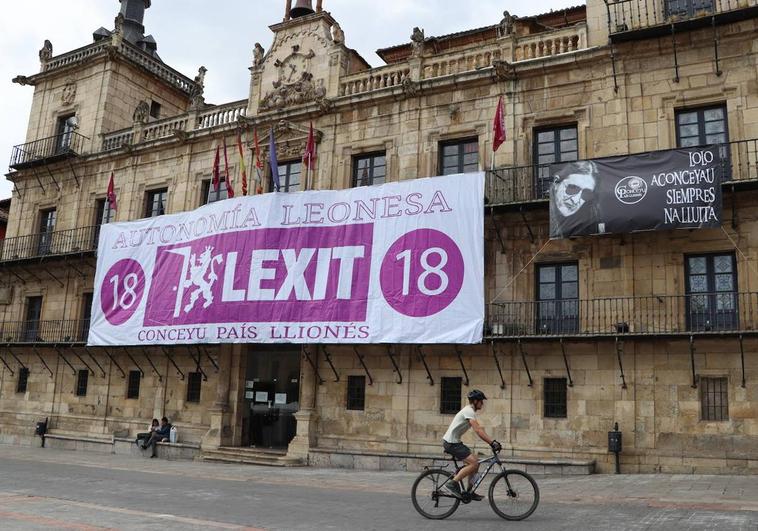 Una enorme pancarta de apoyo al 'Lexit' cuelga en la fachada del antiguo consistorio de León en la Plaza Mayor.