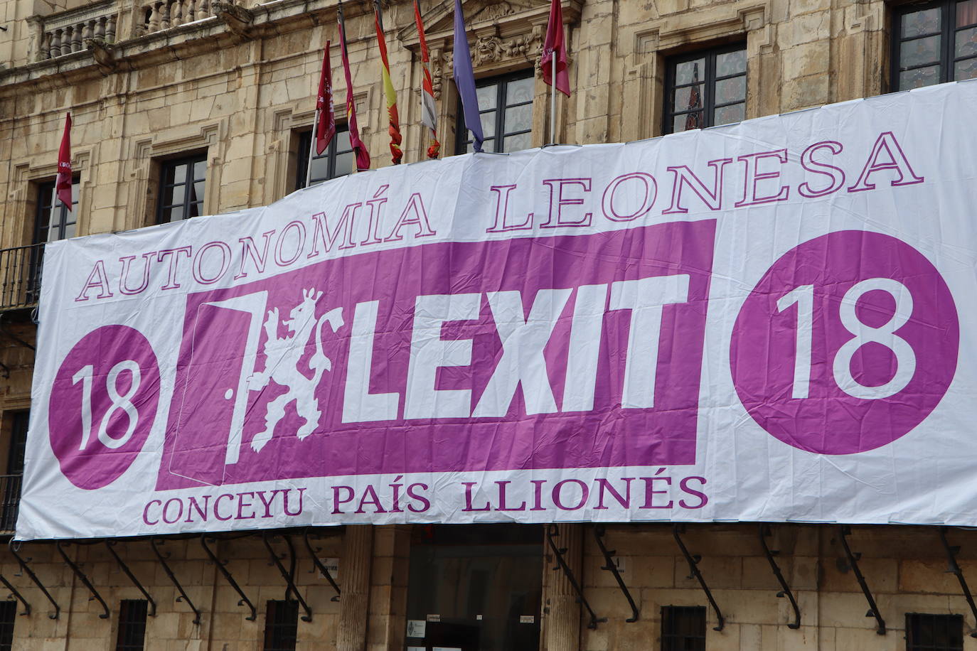 Una pancarta enorme de Lexit en la Plaza Mayor