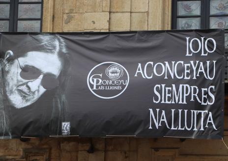 Imagen secundaria 1 - Una enorme pancarta de 'Lexit' cuelga en la fachada del antiguo consistorio en la Plaza Mayor.