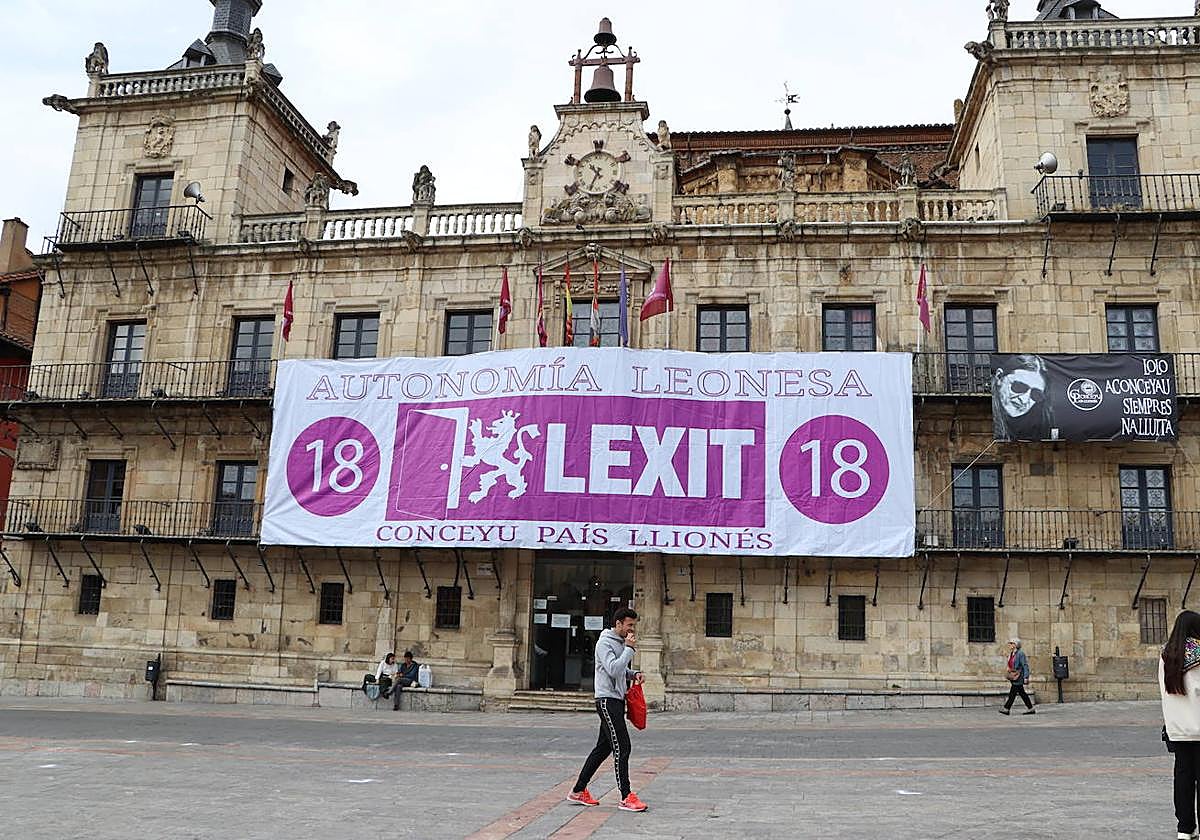 Una pancarta enorme de Lexit en la Plaza Mayor