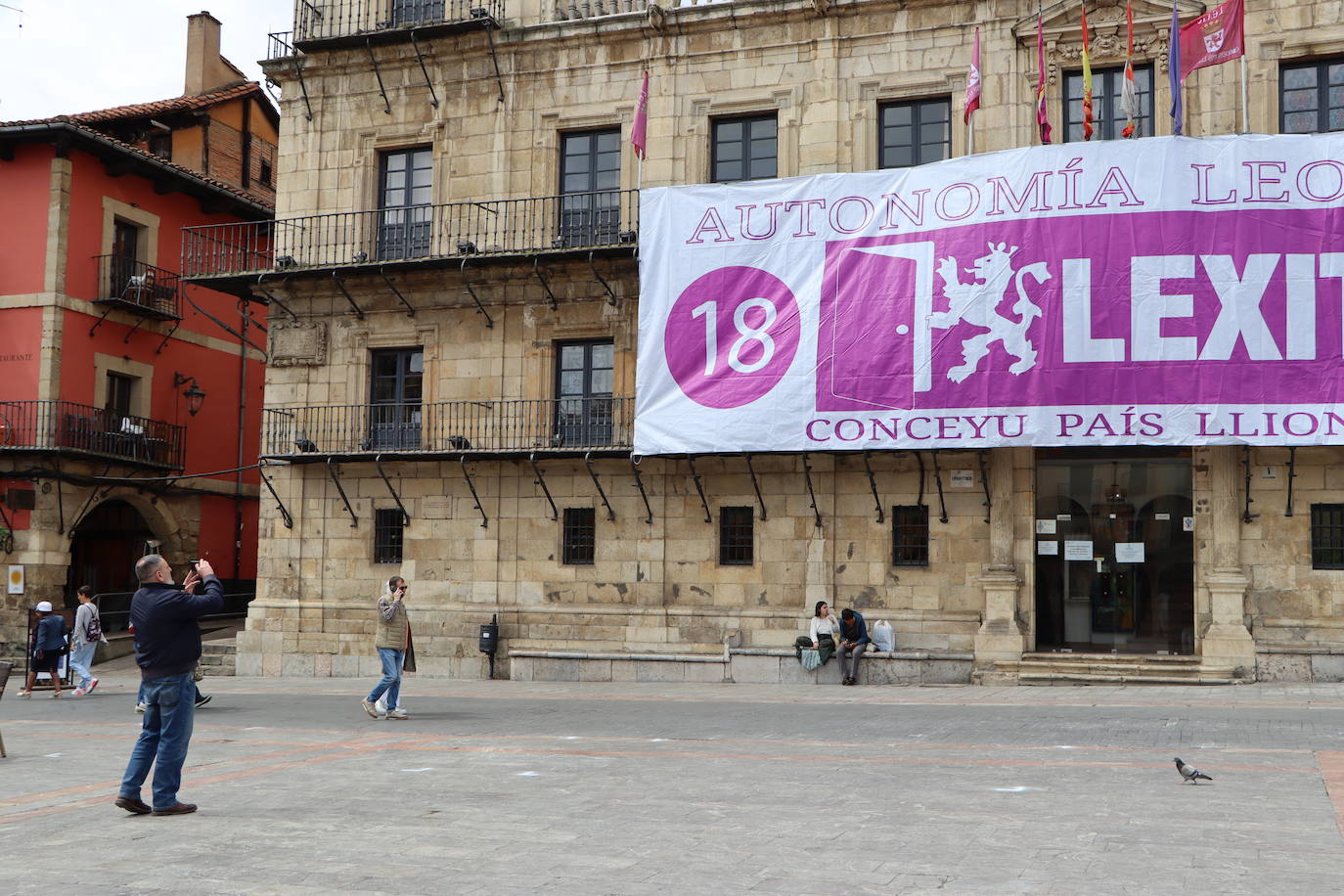 Una pancarta enorme de Lexit en la Plaza Mayor
