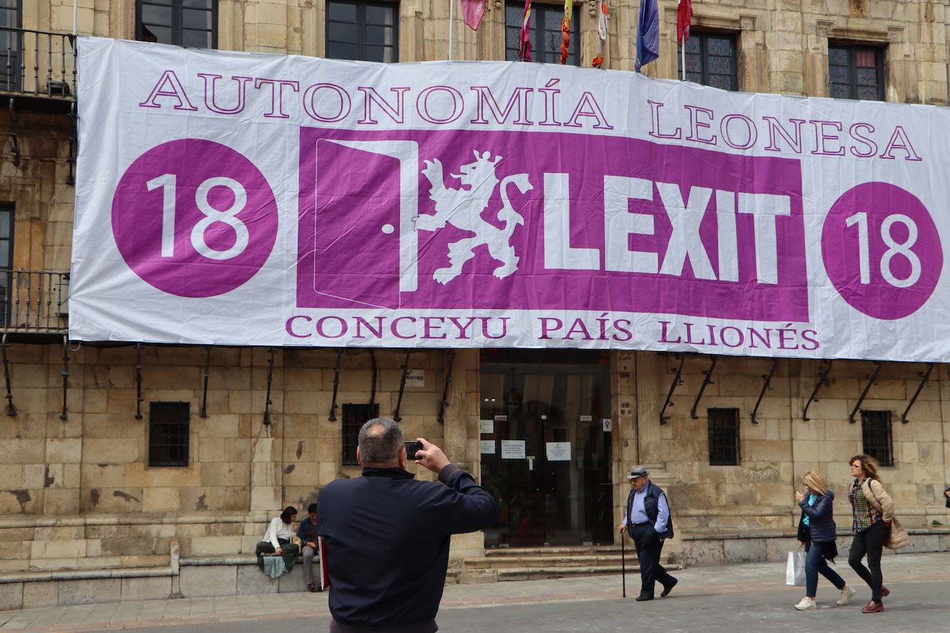 Una pancarta enorme de Lexit en la Plaza Mayor