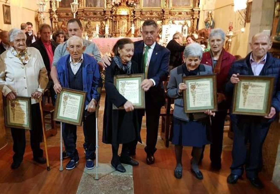 El alcalde de Cuadros, Marcos Martínez en el centro junto a algunos de los mayores homenajeados