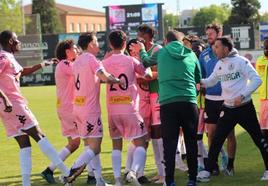 Los jugadores del Atlético Astorga celebran el primero de sus goles.