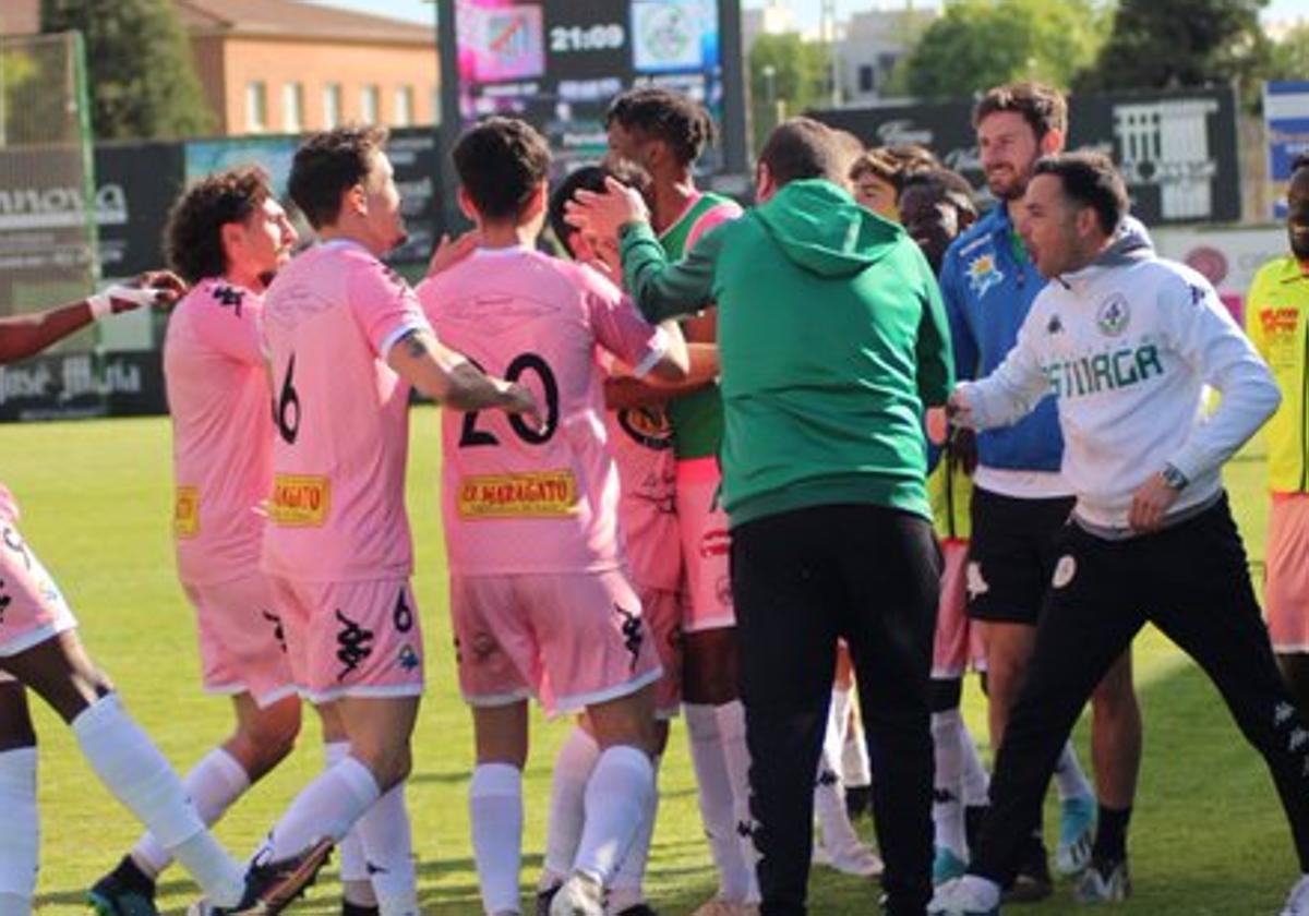 Los jugadores del Atlético Astorga celebran el primero de sus goles.