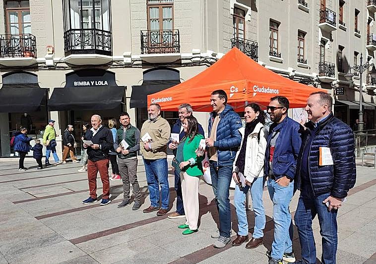 Grupo Ciudadanos en una carpa informativa este sábado en León