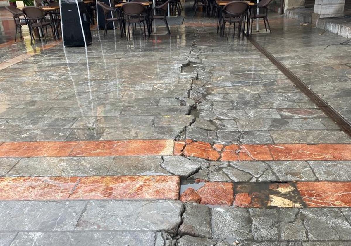 Parte del pavimento deteriorado de la Plaza Mayor de León.