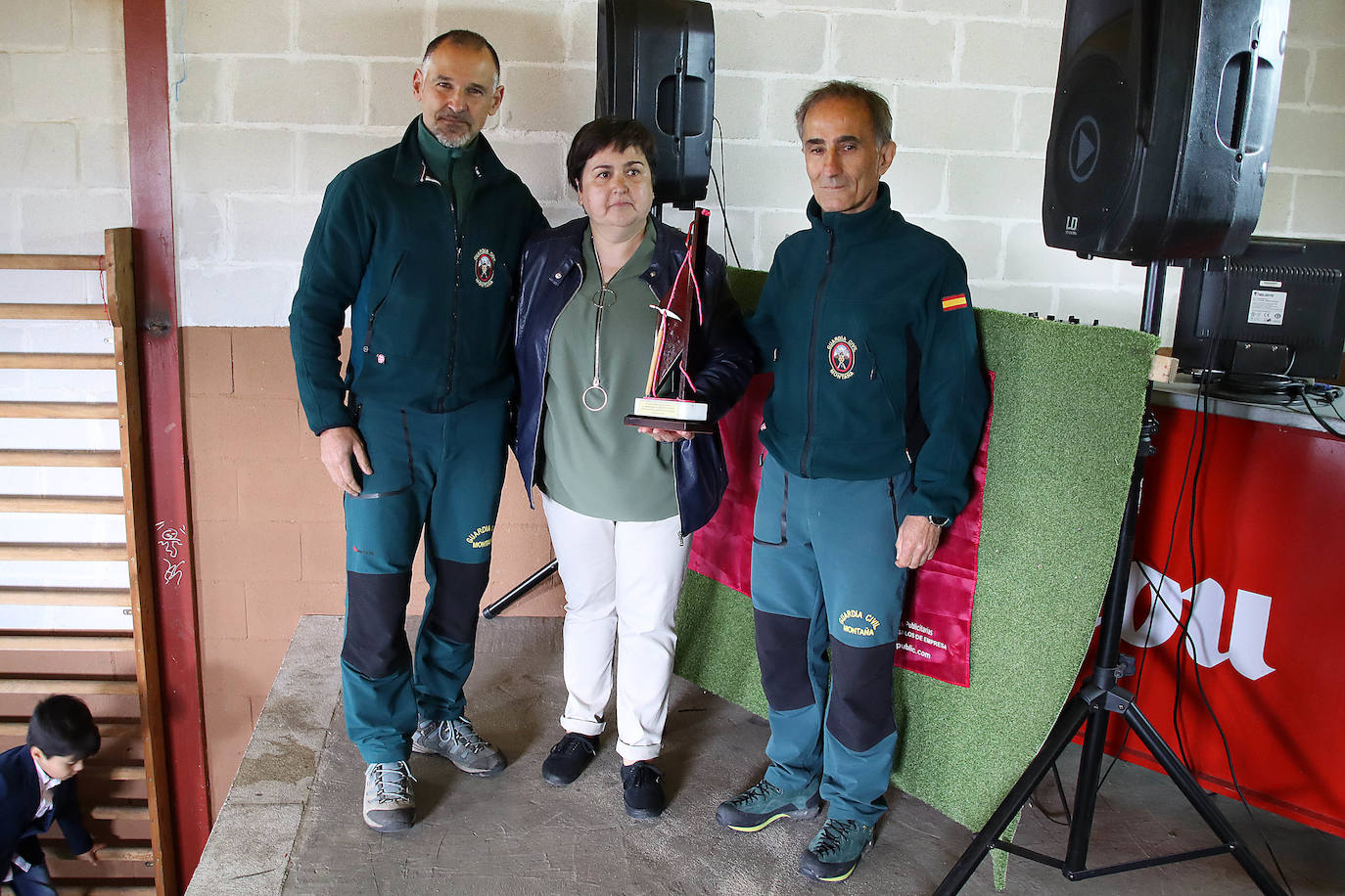 Brugos de Fenar homenajea a varias entidades