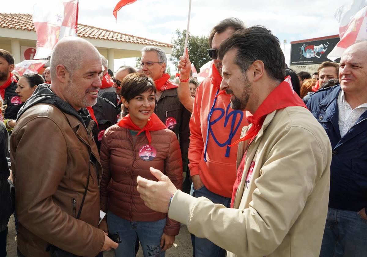 El secretario general autonómico, Luis Tudanca; la ministra de Política Territorial y portavoz del Gobierno, Isabel Rodríguez; y el alcalde de Valladolid Óscar Puente conversan con el secretario general de CCOO Unai Sordo en el Día de Castilla y León