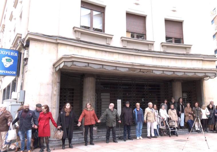 Imagen del simbólico abrazo al Teatro Emperador