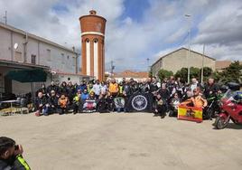 La ofrenda floral a los fallecidos en carretera reúne a más de un centenar de moteros