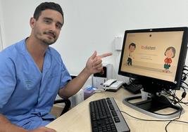 El asturleonés Carlos Alonso prueba la herramienta médica basada en la inteligencia artificial 'Relisten'.