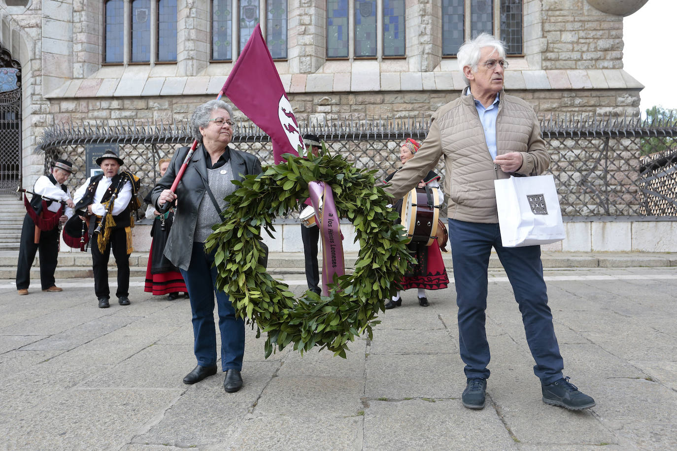 Homenaje a los Héroes Leoneses