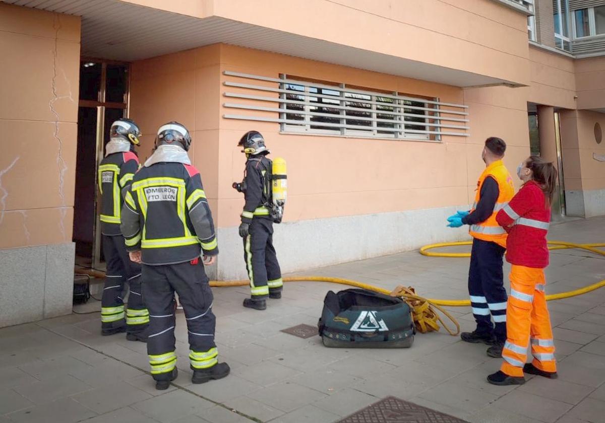 Efectivos de Bomeros León y personal sanitario en el lugar del incendio.