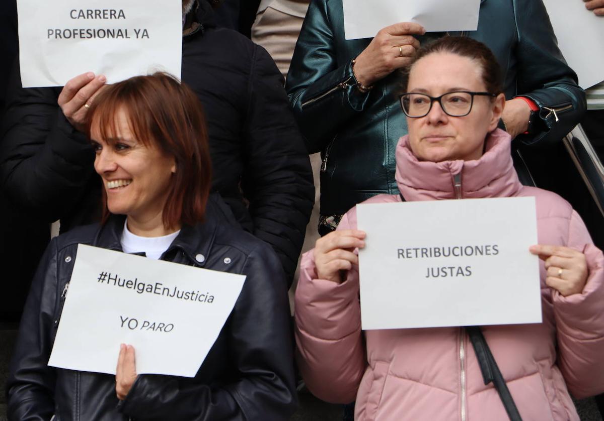 Medio centenar de funcionarios se han convocado a la puerta de los juzgados.