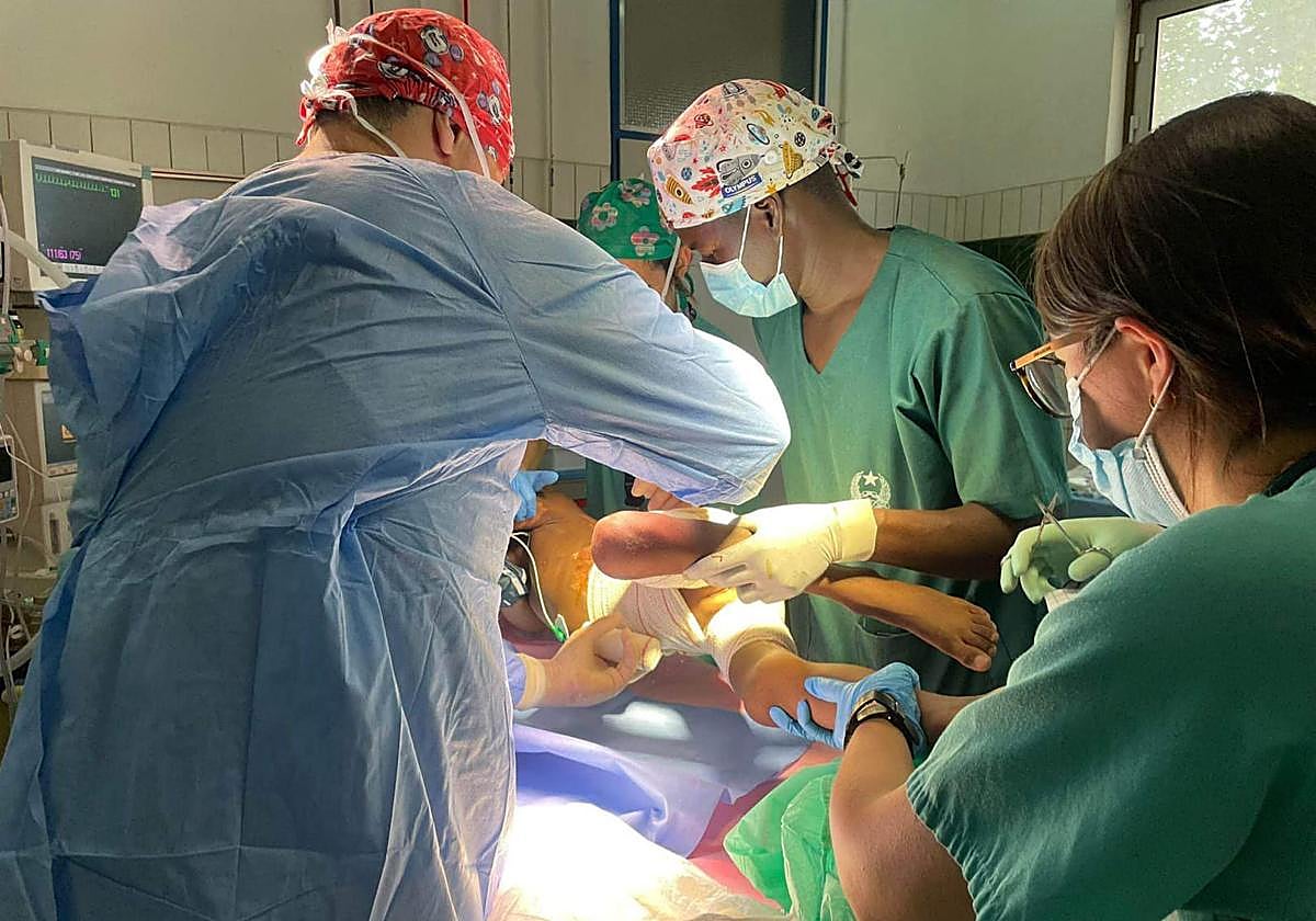 Los médicos leoneses, durante una de las intervenciones realizadas en Guinea Bissau.