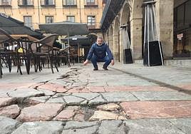 El concejal Antonio Pérez estudia las grietas de la Plaza Mayor.