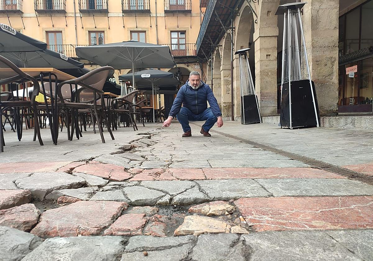El concejal Antonio Pérez estudia las grietas de la Plaza Mayor.