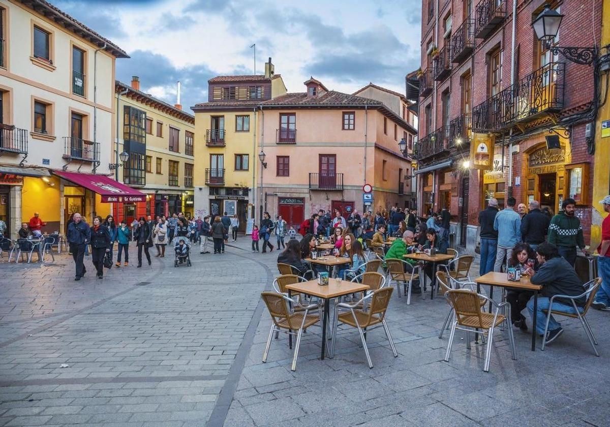 Imagen del Casco Histórico en León capital, con numerosos turistas.