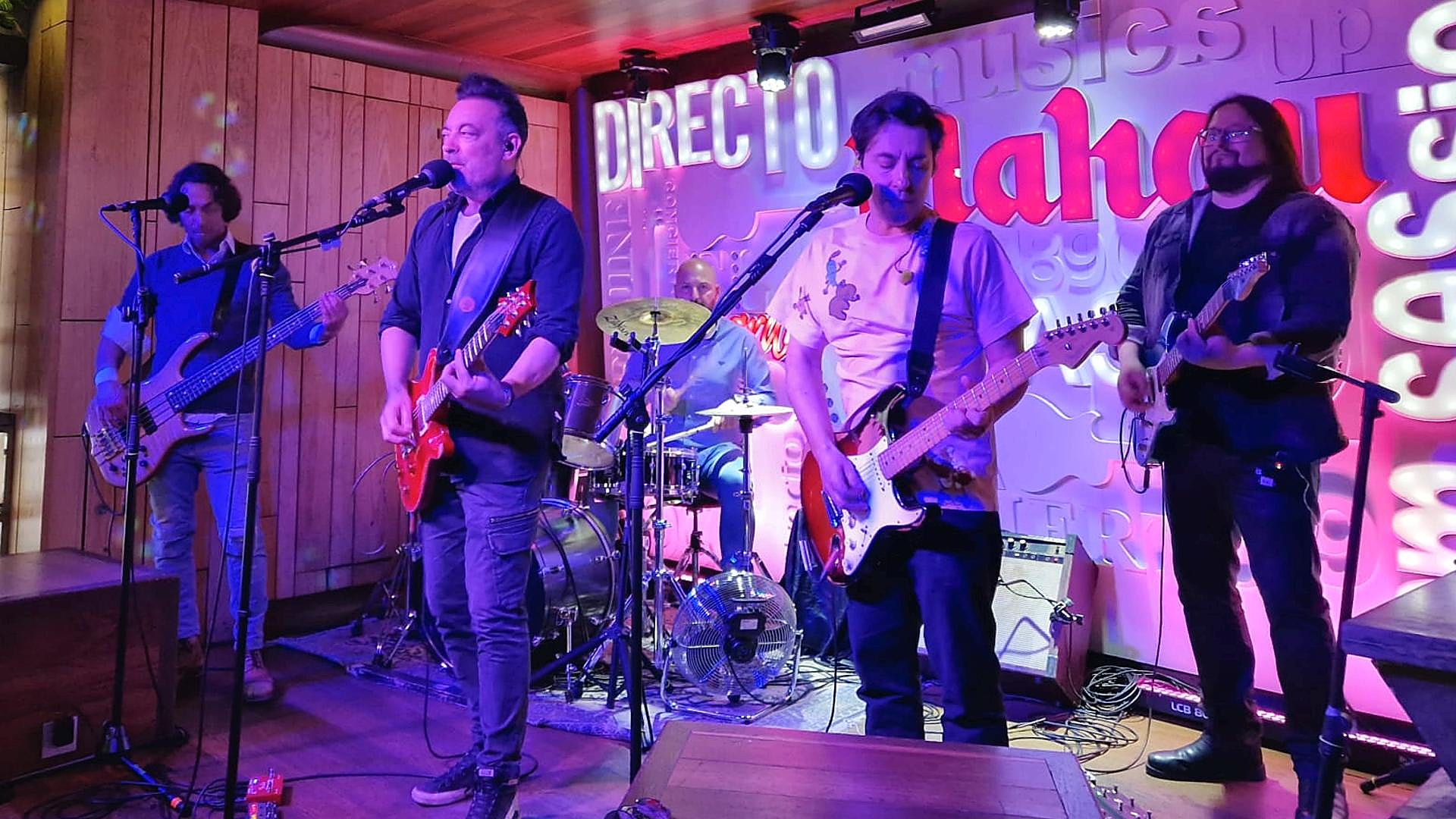 Café Quijano ofreció un concierto sorpresa en El Gran Café para