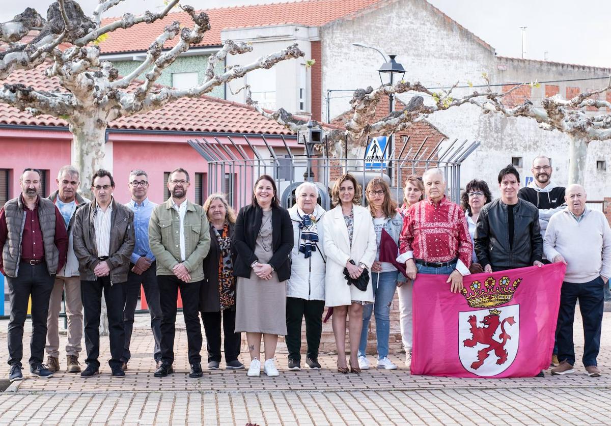 Foto de familia de los candidatos de UPL en Santa María del Páramo.