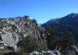 Ruinas del castillo de Aguilar entre Cistierna y Sabero. Al fondo Peñacorada peña mojonera de la Cantabria histórica por el SO. La fidelidad de la montaña de Riaño al reino y diócesis de León es continua a través de los siglos. De los embates bélicos castellanos, siempre defendió la montaña oriental su pertenencia a León, desde los castillos roqueros del Alto Esla-Cea: Aguilar (Sabero); Monteagudo (Cistierna); Alión (Riaño); Portilla y Siero (Boca de Huérgano); Peñafiel (Prioro). (Foto: Siro Sanz)