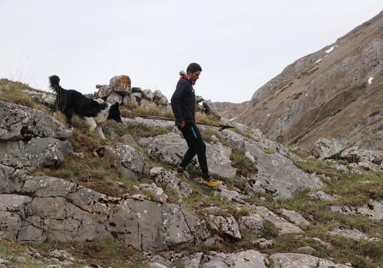 Manuel Merillas y su perro Zar en La Cueta.