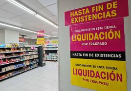 El primer supermercado de La Plaza de Día en lucir los carteles de traspaso se encuentra en Eras de Renueva como antesala a la liquidación de todas las tiendas antes de pasar a ser Alcampo. «La nueva marca no quiere ni un bote de aceitunas de la anterior», reconocen los empleados.