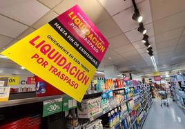 La 'liquidación por traspaso' llega a los supermercados de La Plaza de Día en León. En la imagen, carteles en el supermercado que la cadena ahora vendida a Alcampo tiene en el barrio de Eras de Renueva.