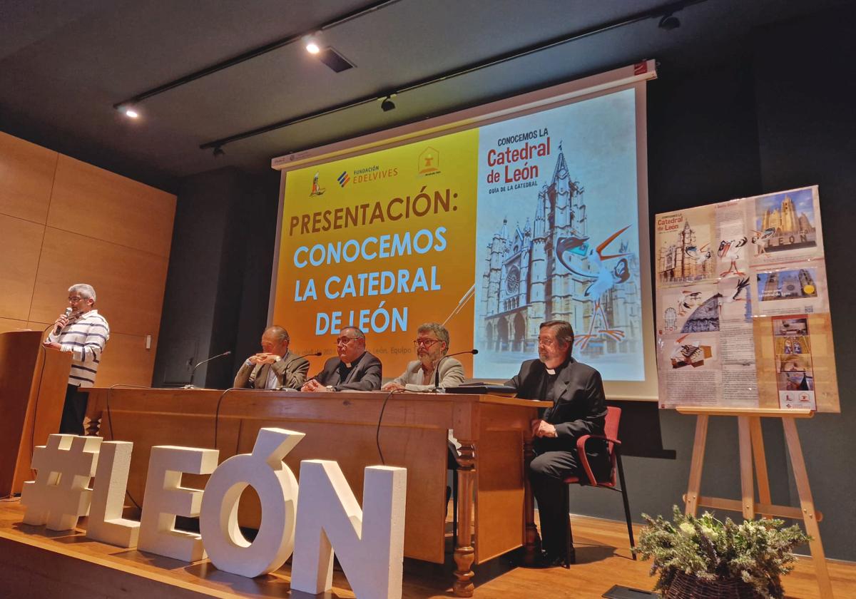 El obispo de León, Luis Ángel de las Heras; el delegado de Evangelización Misionera, Jesús Miguel Martín; el responsable de la Editorial Edelvives, Antonio Fernández Segovia; el representante de la Fundación Fernández Peña, Ruperto de Lucio Quindós, y los educadores integrantes del 'Equipo Tetra+2' presentan el libro-guía 'Conocemos la Catedral de León.