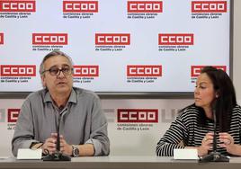 El secretario de Políticas Públicas y Diálogo Social de CCOO, Saturnino Fernández, y la adjunta a la Secretaría, Beatriz Sanz, informan sobre programas públicos de políticas laborales «eliminados» por la Consejería de Empleo.