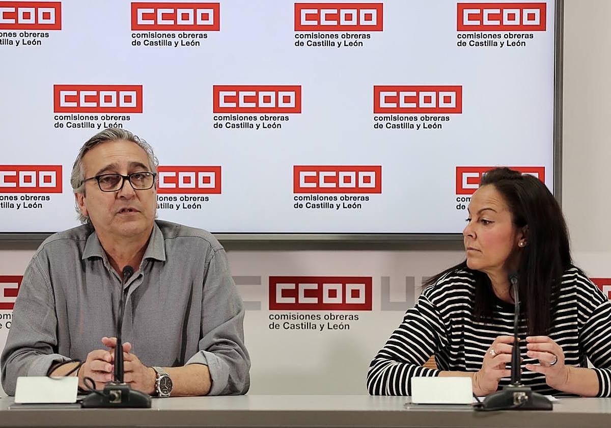 El secretario de Políticas Públicas y Diálogo Social de CCOO, Saturnino Fernández, y la adjunta a la Secretaría, Beatriz Sanz, informan sobre programas públicos de políticas laborales «eliminados» por la Consejería de Empleo.