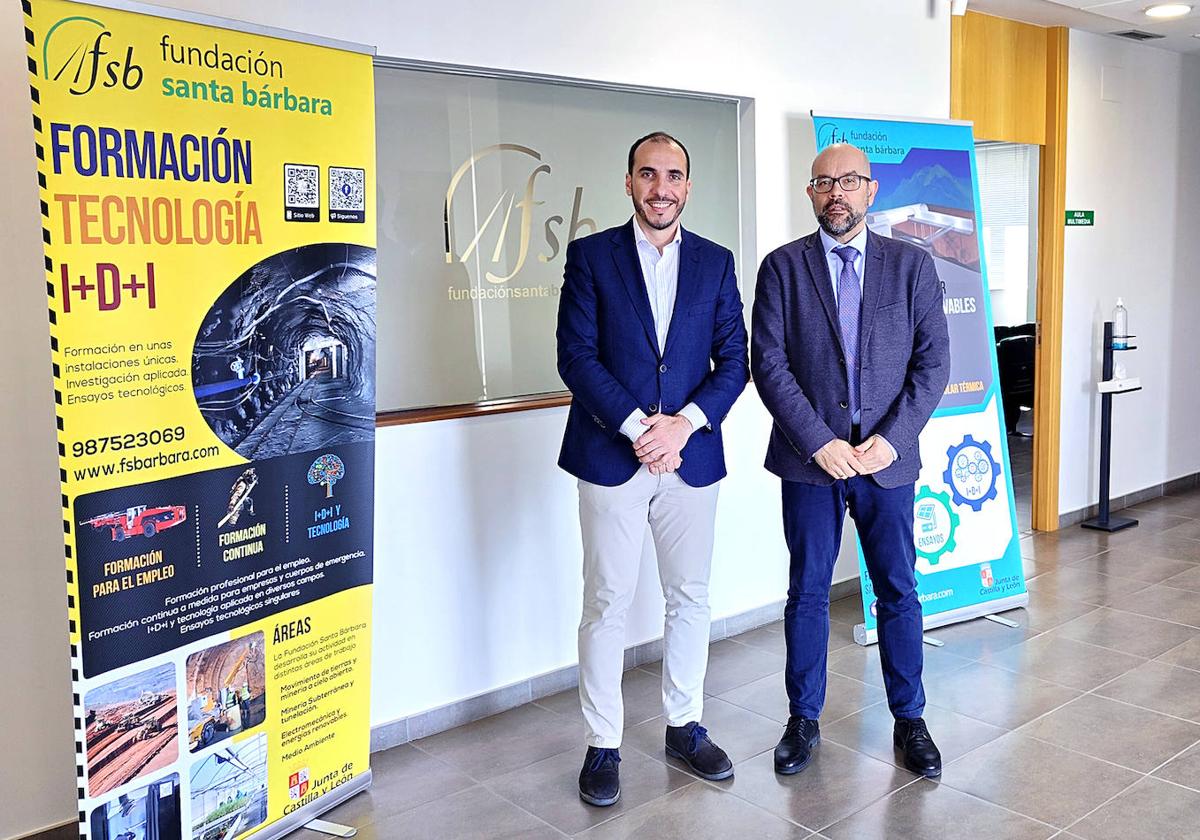 Manuel Álvarez y Víctor Fernández, tras la firma del convenio.